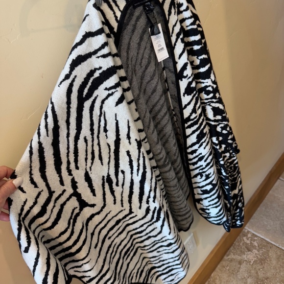 WHITE HOUSE BLACK MARKET BLACK AND WHITE ANIMAL PRINT MIX ONE SIZE FITS ALL WRAP - Picture 11 of 16